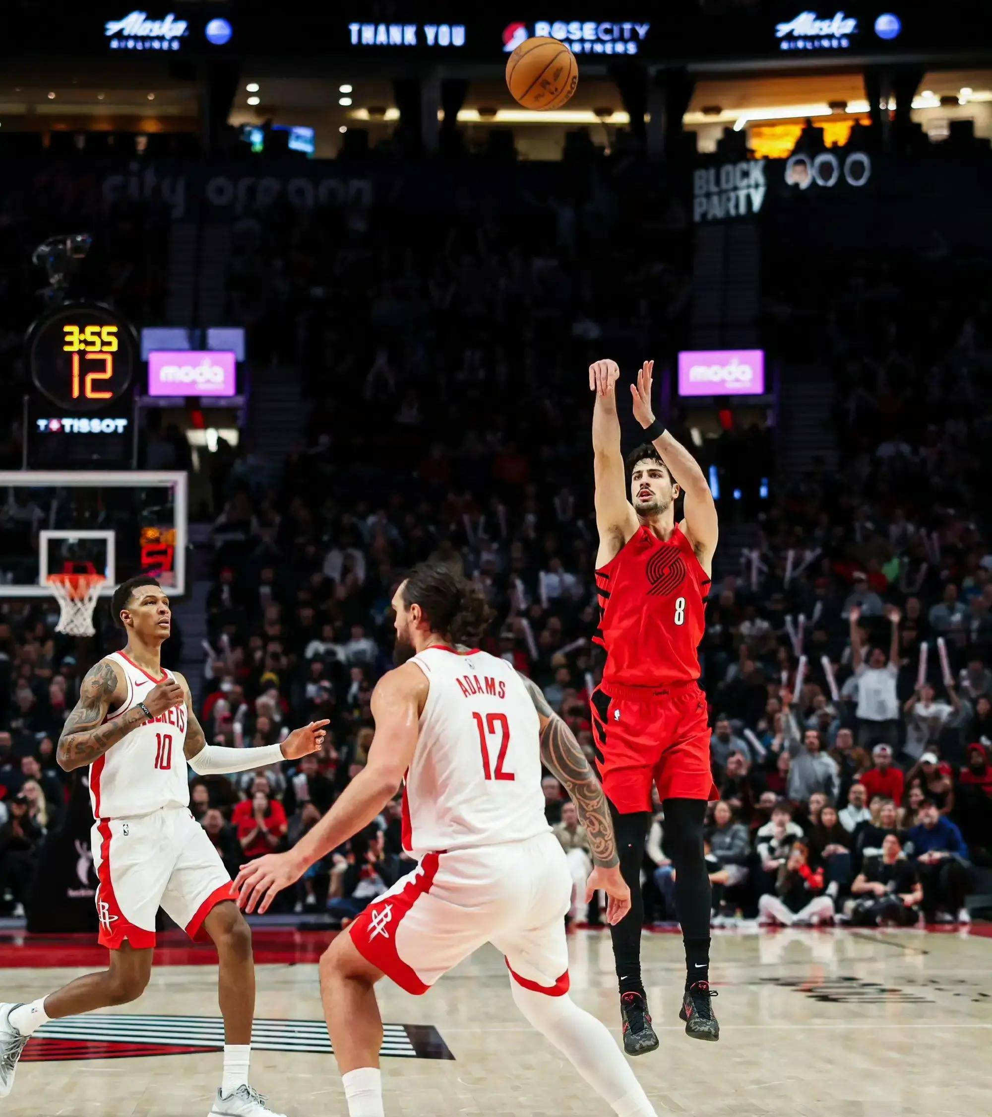 爱游戏体育-马赛训练开放日，加时末段调整名单引欢呼，NBA季后赛在即，轮换策略成焦点的简单介绍